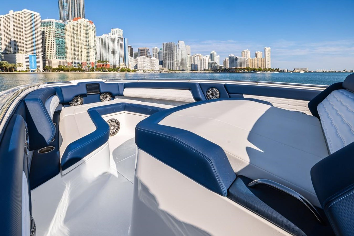 https://arconyachts.ams3.digitaloceanspaces.com/156525/conversions/large_4071035-optimize.jpg