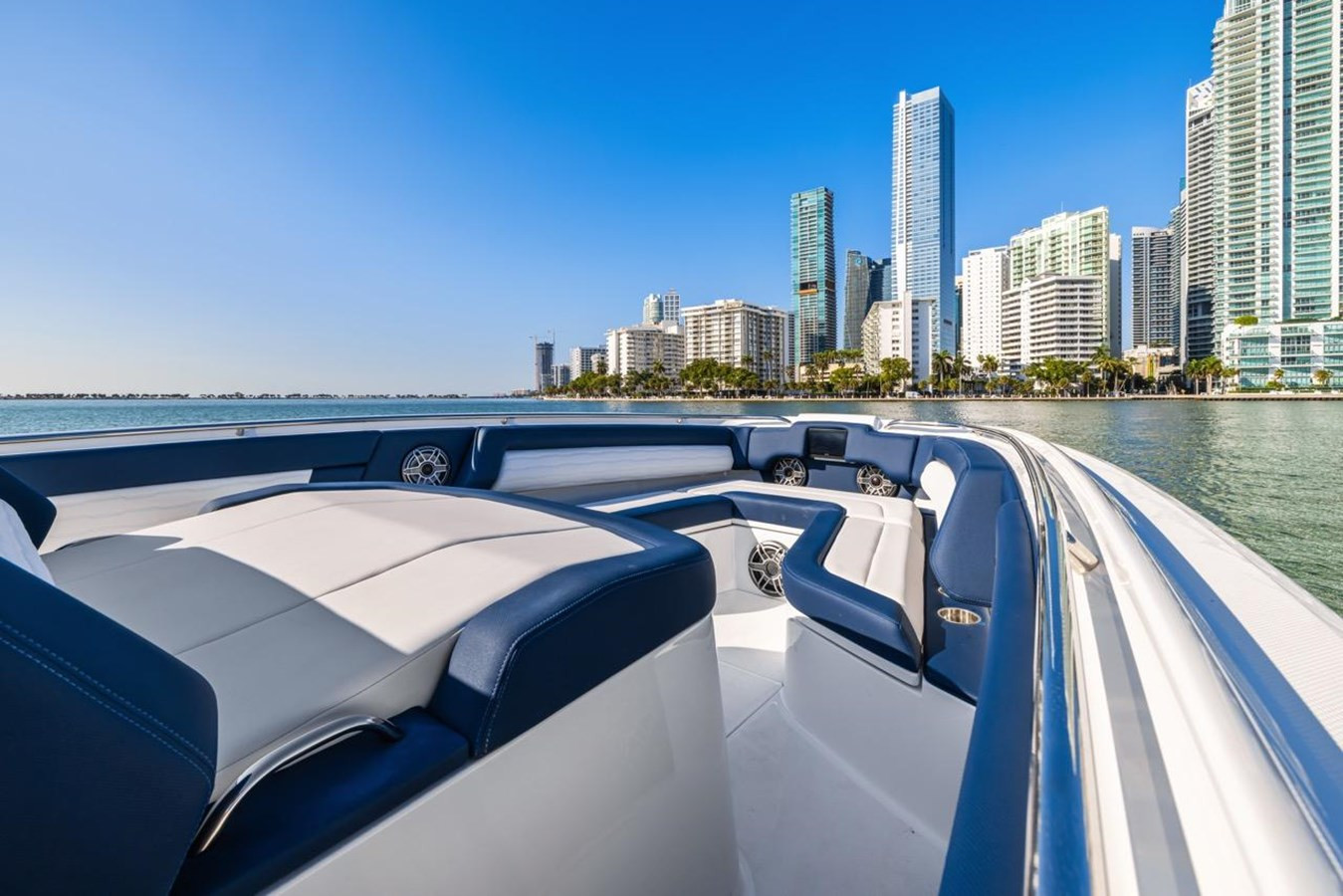 https://arconyachts.ams3.digitaloceanspaces.com/156528/conversions/large_4071036-optimize.jpg