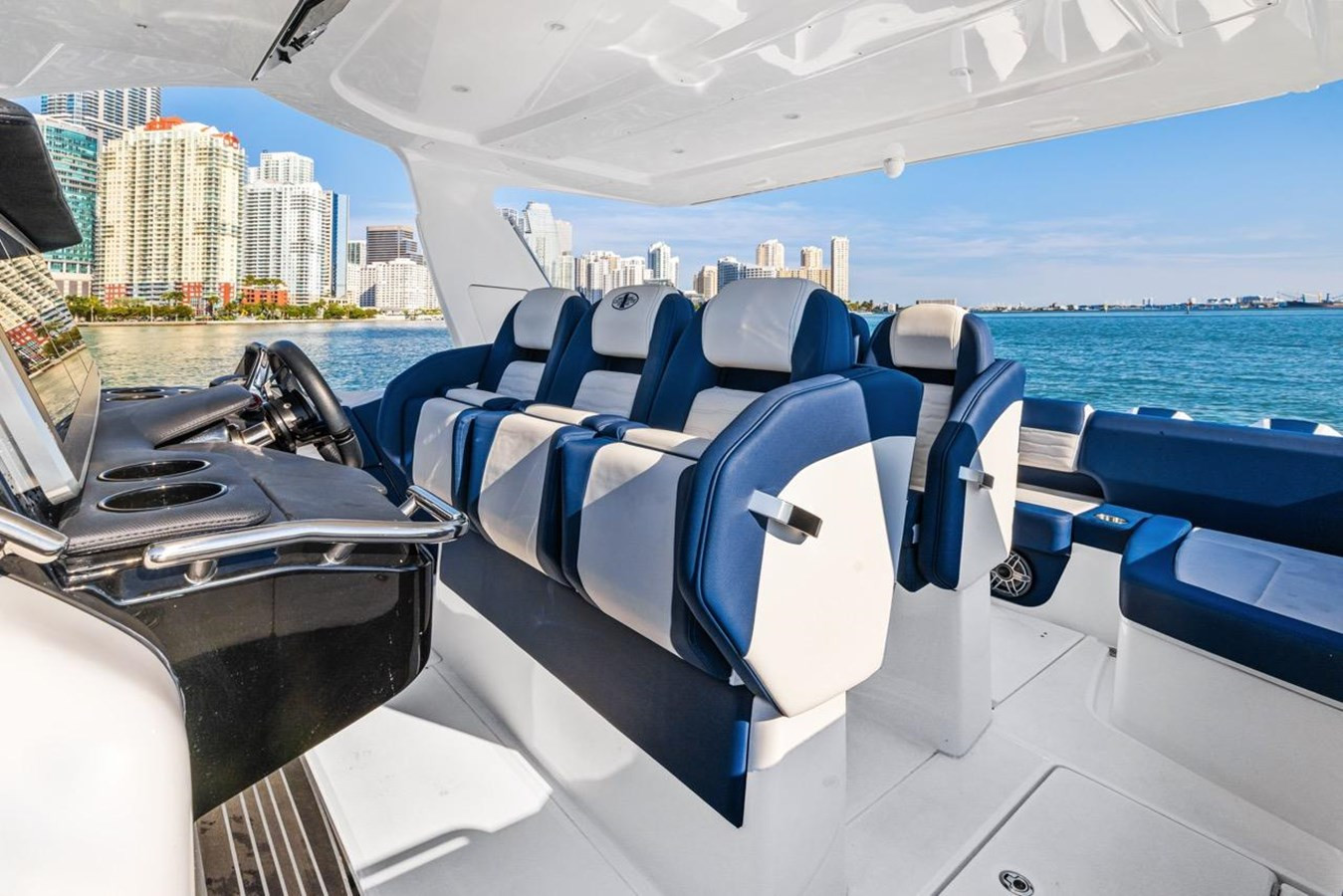 https://arconyachts.ams3.digitaloceanspaces.com/156535/conversions/large_4071039-optimize.jpg
