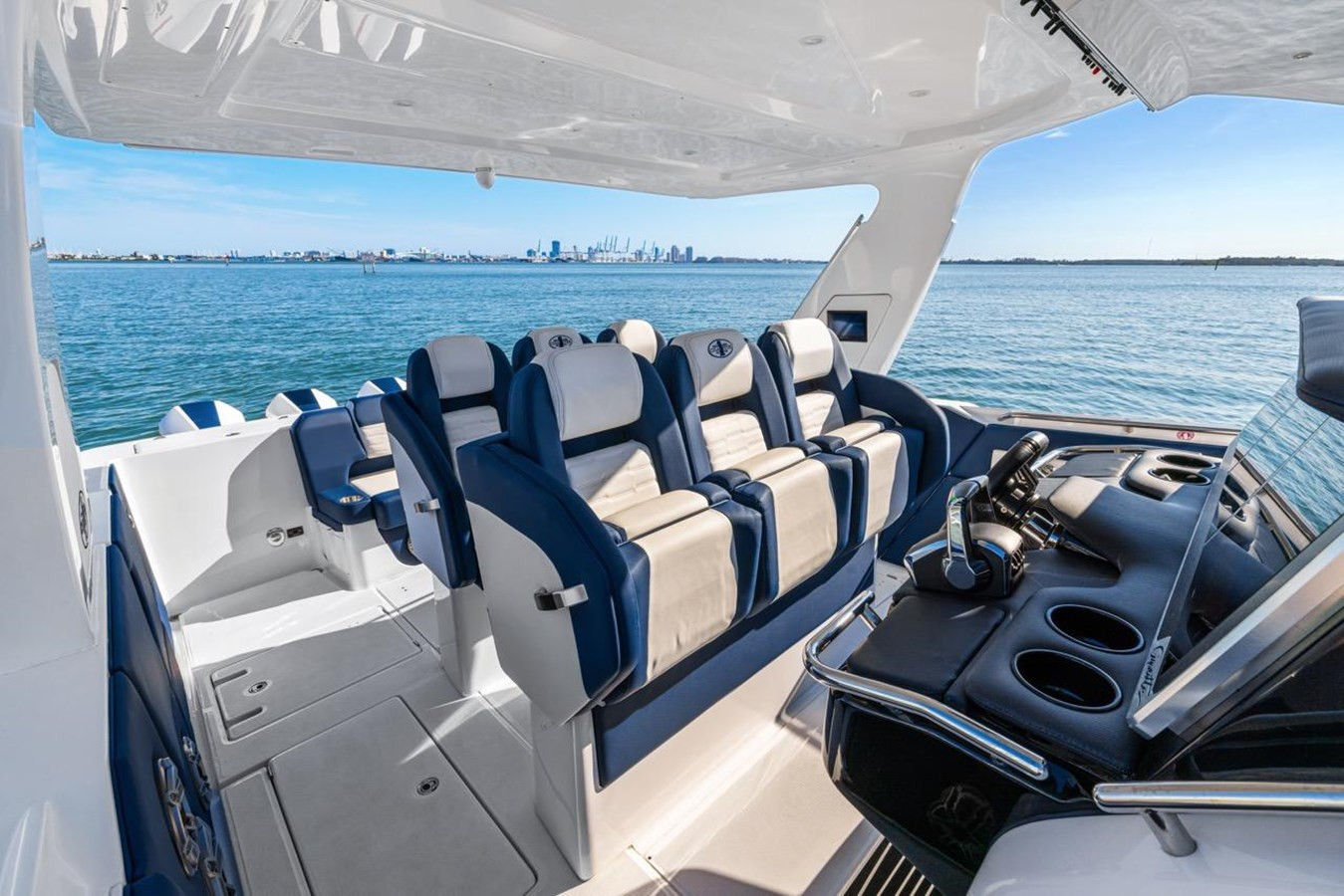 https://arconyachts.ams3.digitaloceanspaces.com/156541/conversions/large_4071042-optimize.jpg