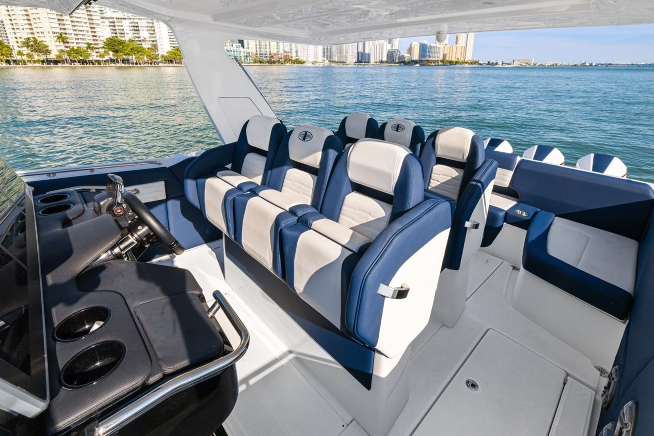 https://arconyachts.ams3.digitaloceanspaces.com/156570/conversions/large_4071052-optimize.jpg