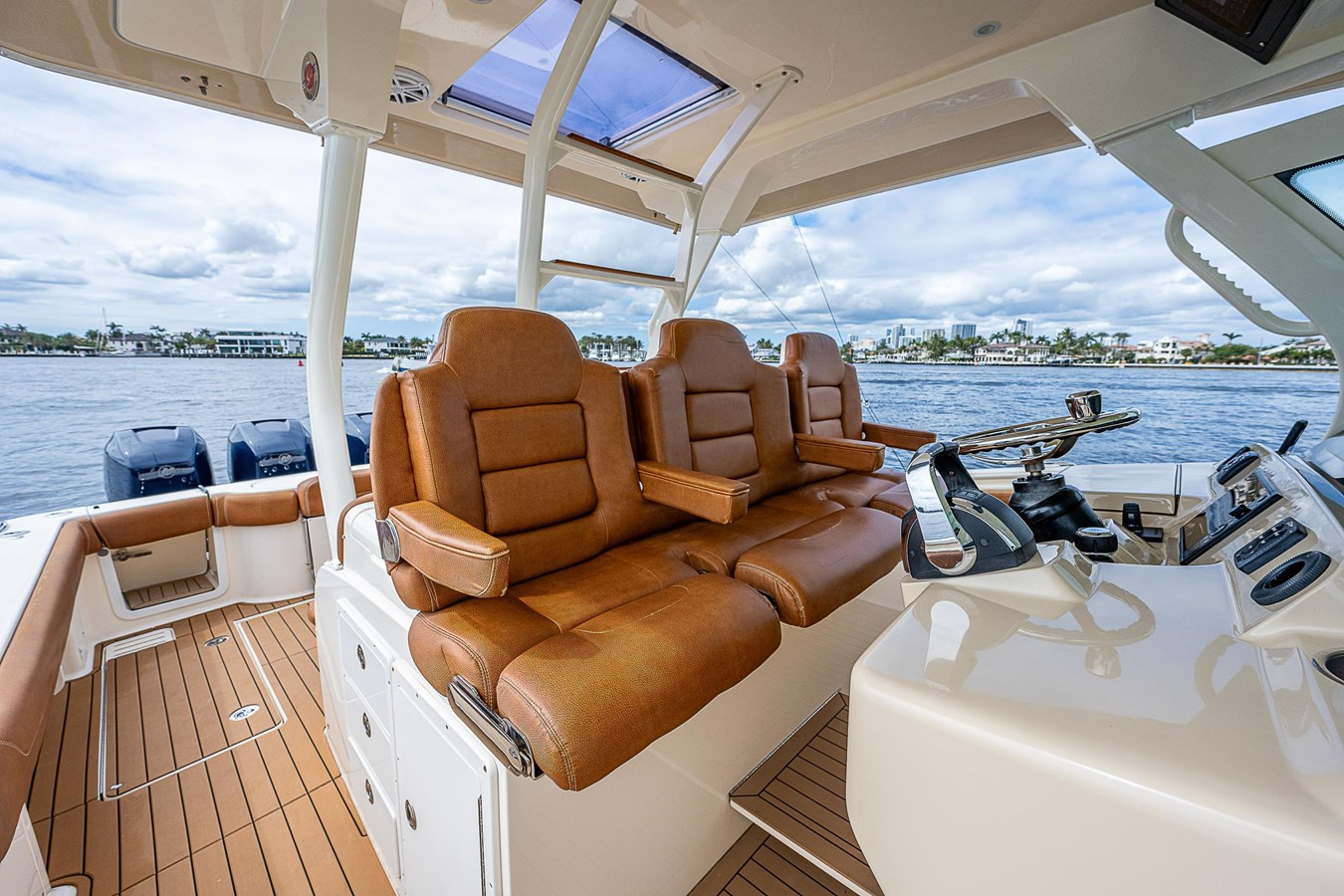 https://arconyachts.ams3.digitaloceanspaces.com/156593/conversions/large_4110924-optimize.jpg