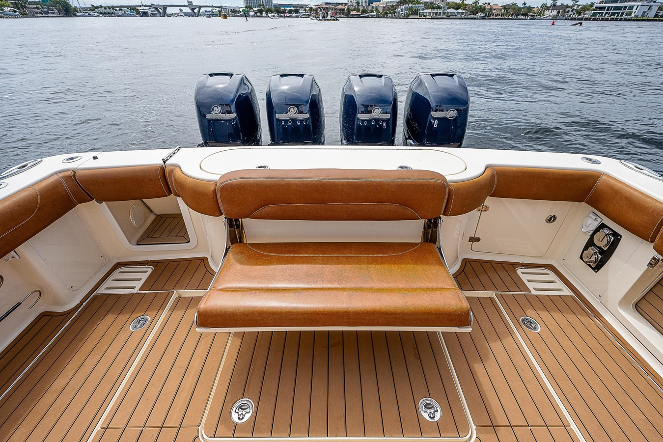 https://arconyachts.ams3.digitaloceanspaces.com/156616/conversions/large_4110932-optimize.jpg