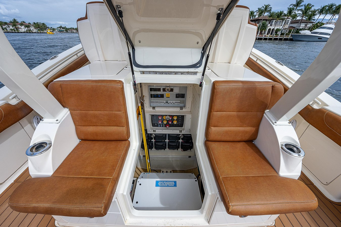 https://arconyachts.ams3.digitaloceanspaces.com/156619/conversions/large_4110933-optimize.jpg