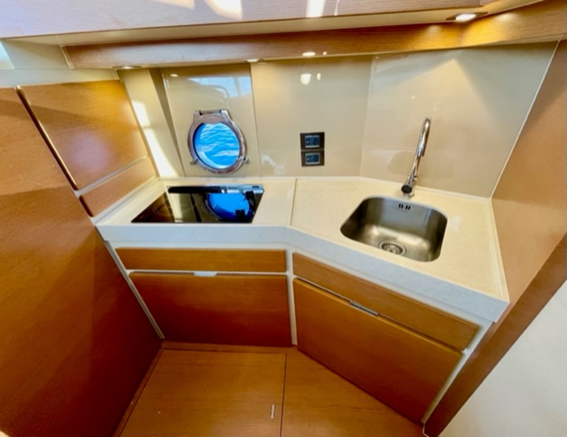 https://arconyachts.ams3.digitaloceanspaces.com/156628/conversions/large_4112770-optimize.jpg