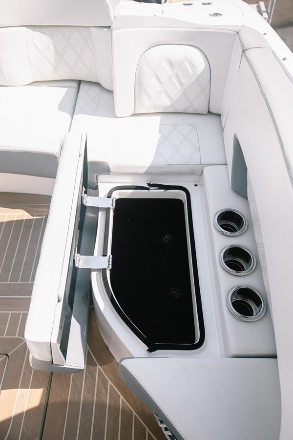 https://arconyachts.ams3.digitaloceanspaces.com/157032/conversions/large_4242996-optimize.jpg