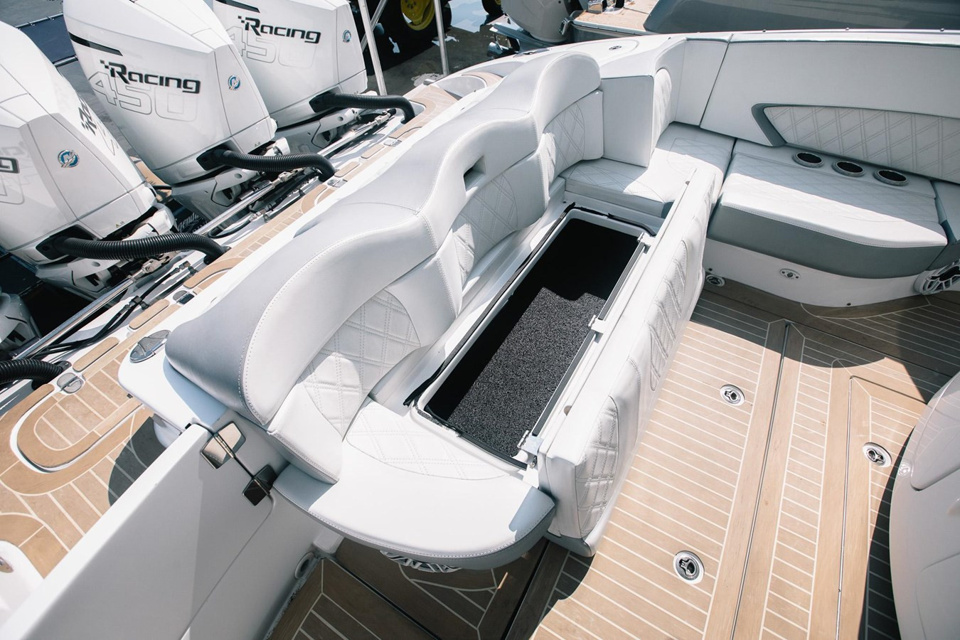 https://arconyachts.ams3.digitaloceanspaces.com/157035/conversions/large_4242997-optimize.jpg