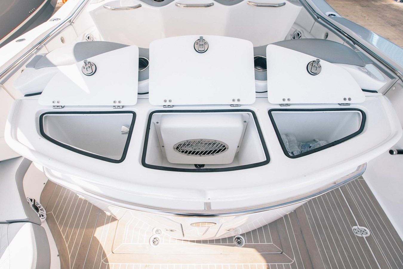 https://arconyachts.ams3.digitaloceanspaces.com/157041/conversions/large_4242999-optimize.jpg