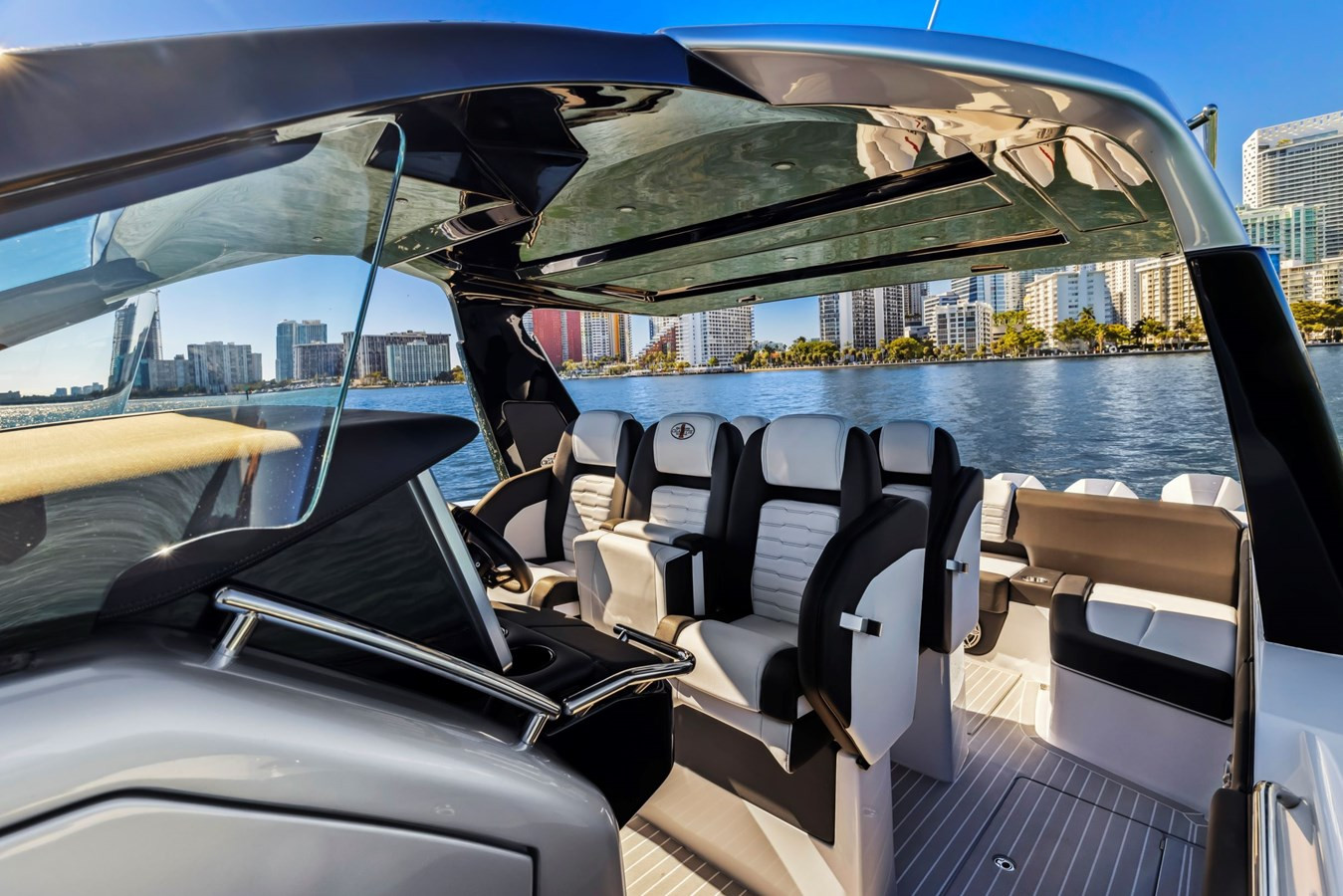 https://arconyachts.ams3.digitaloceanspaces.com/157237/conversions/large_4324125-optimize.jpg