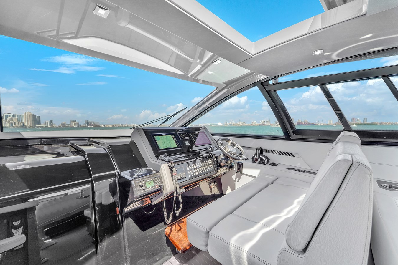https://arconyachts.ams3.digitaloceanspaces.com/157542/conversions/large_4597906-optimize.jpg