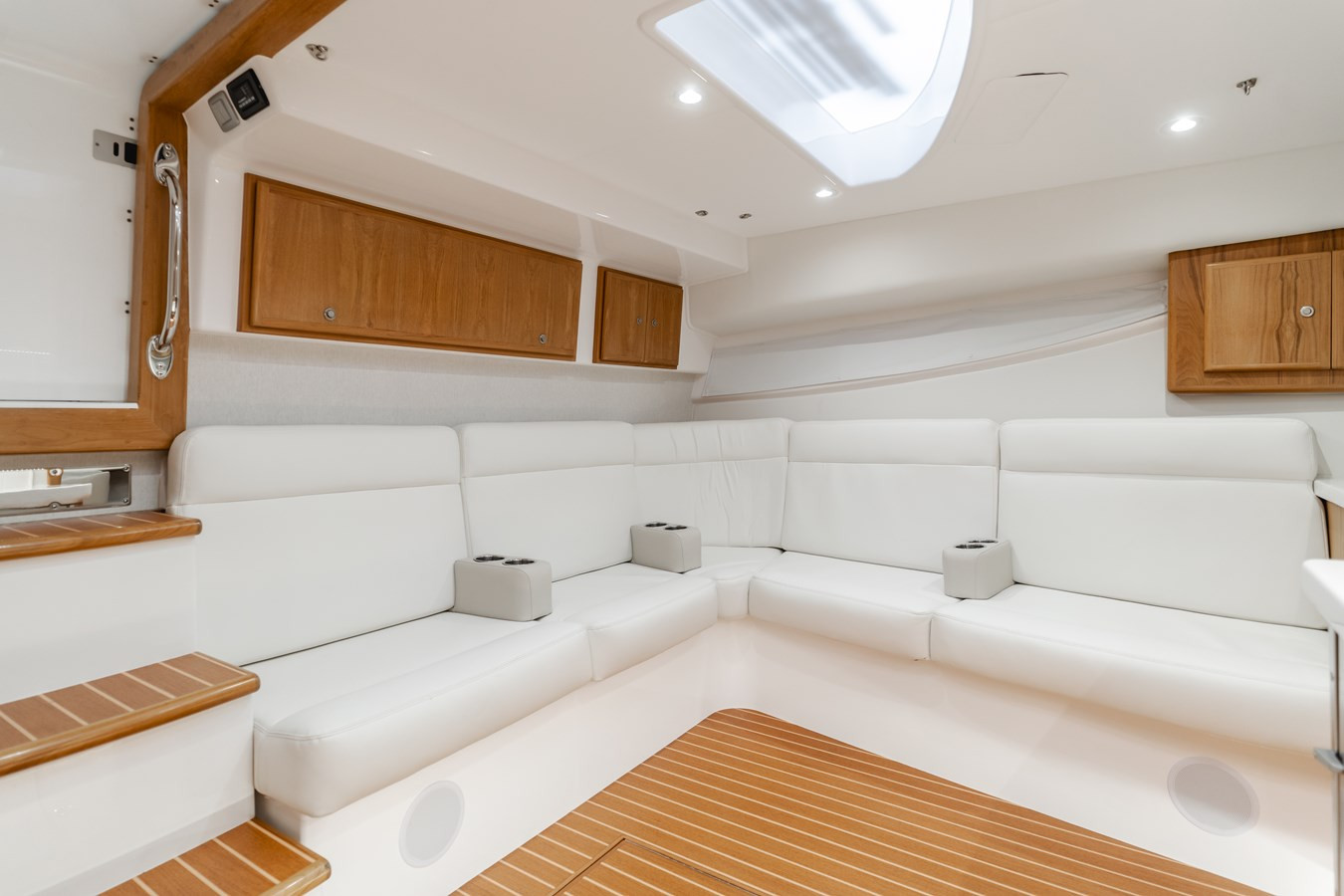 https://arconyachts.ams3.digitaloceanspaces.com/157717/conversions/large_4633424-optimize.jpg