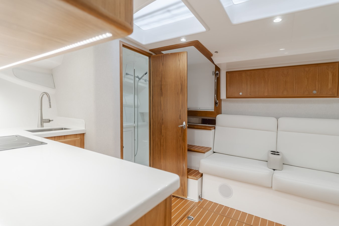 https://arconyachts.ams3.digitaloceanspaces.com/157747/conversions/large_4633436-optimize.jpg