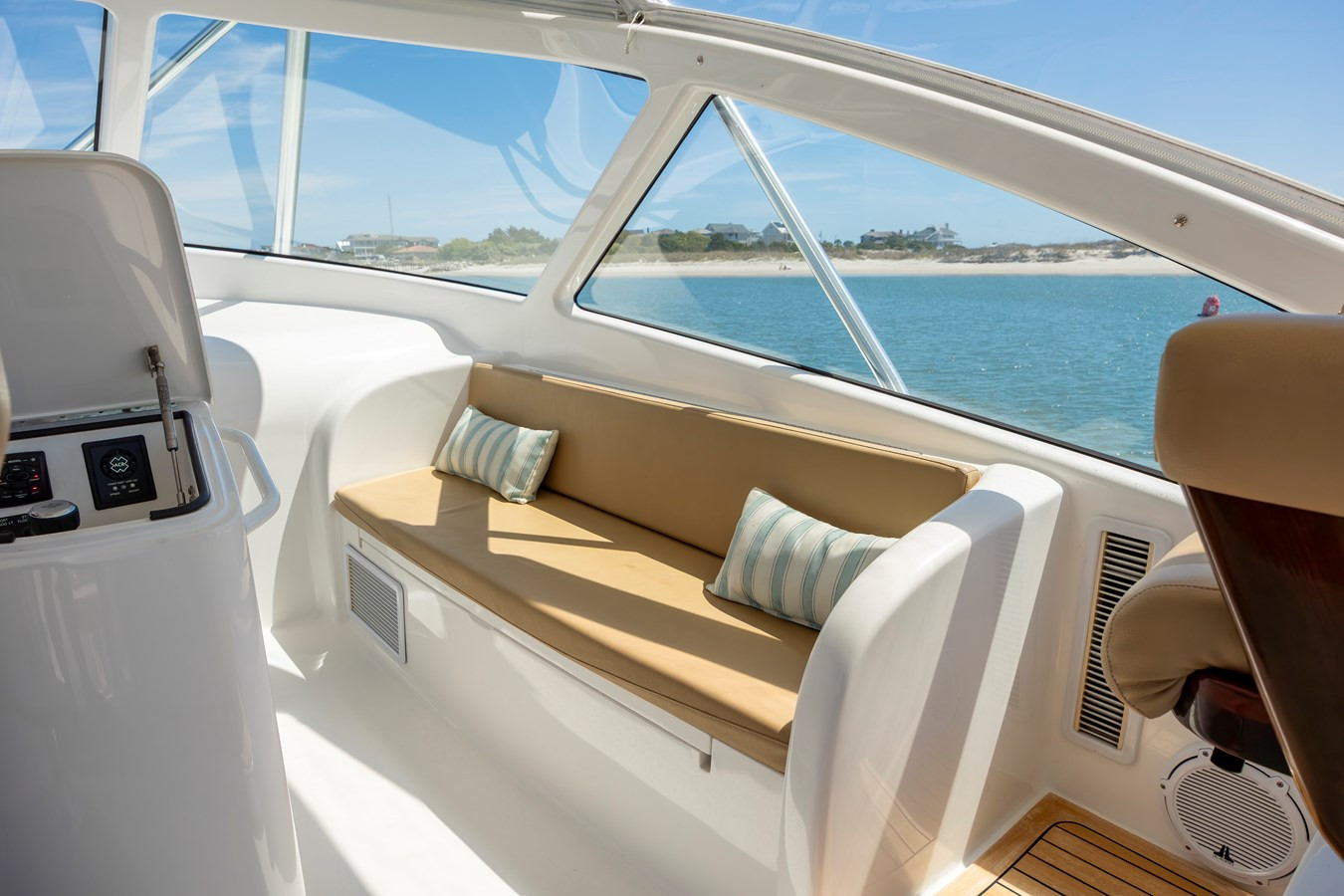https://arconyachts.ams3.digitaloceanspaces.com/158499/conversions/large_4642164-optimize.jpg