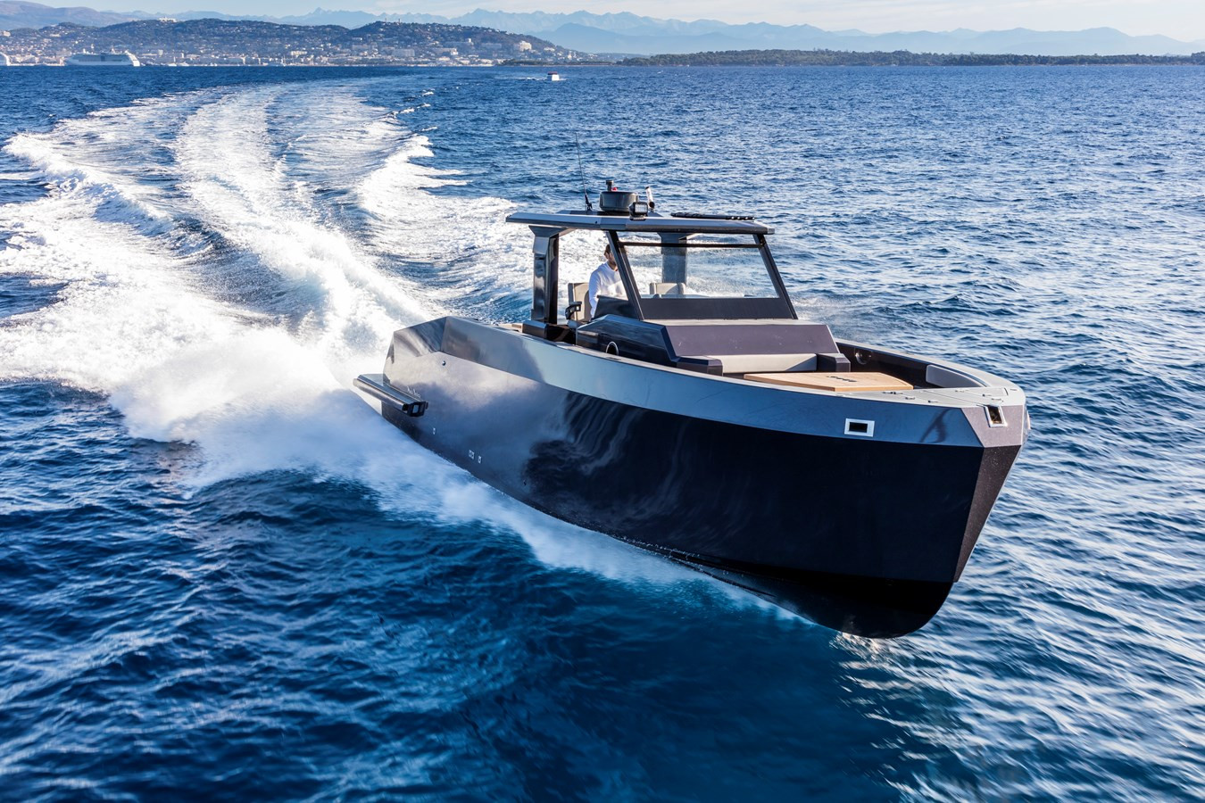 https://arconyachts.ams3.digitaloceanspaces.com/158600/conversions/large_4456894-optimize.jpg