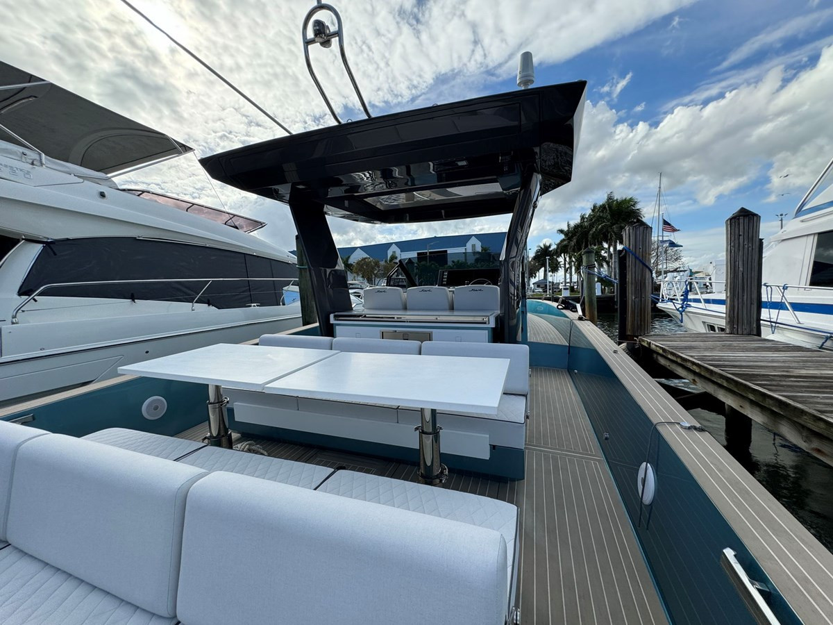 https://arconyachts.ams3.digitaloceanspaces.com/158947/conversions/large_4076274-optimize.jpg