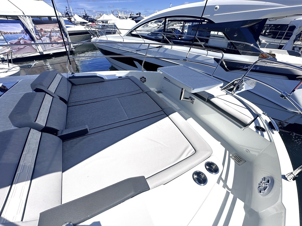 https://arconyachts.ams3.digitaloceanspaces.com/159058/conversions/large_4641388-optimize.jpg