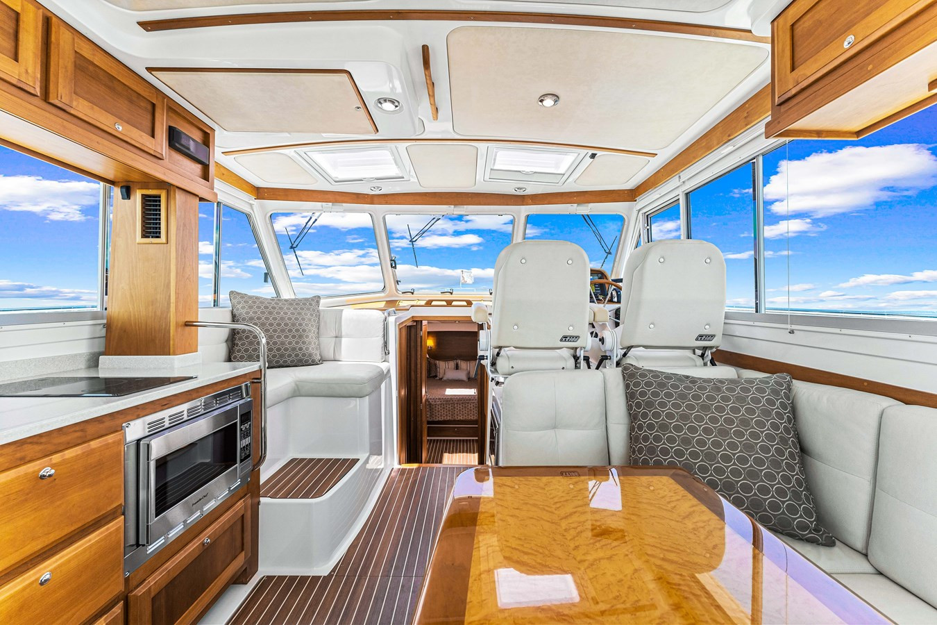 https://arconyachts.ams3.digitaloceanspaces.com/159315/conversions/large_3541957-optimize.jpg