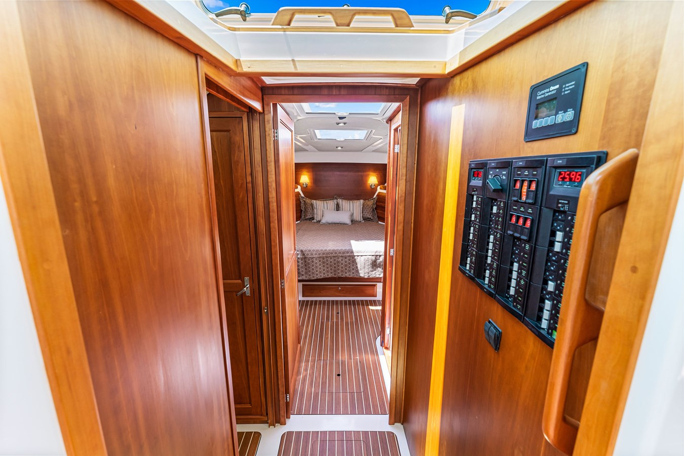 https://arconyachts.ams3.digitaloceanspaces.com/159354/conversions/large_3541970-optimize.jpg