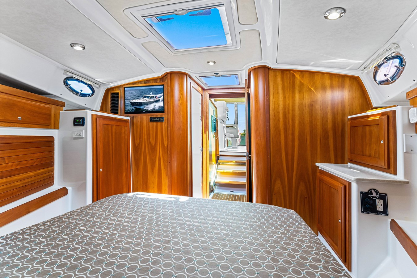 https://arconyachts.ams3.digitaloceanspaces.com/159361/conversions/large_3541972-optimize.jpg