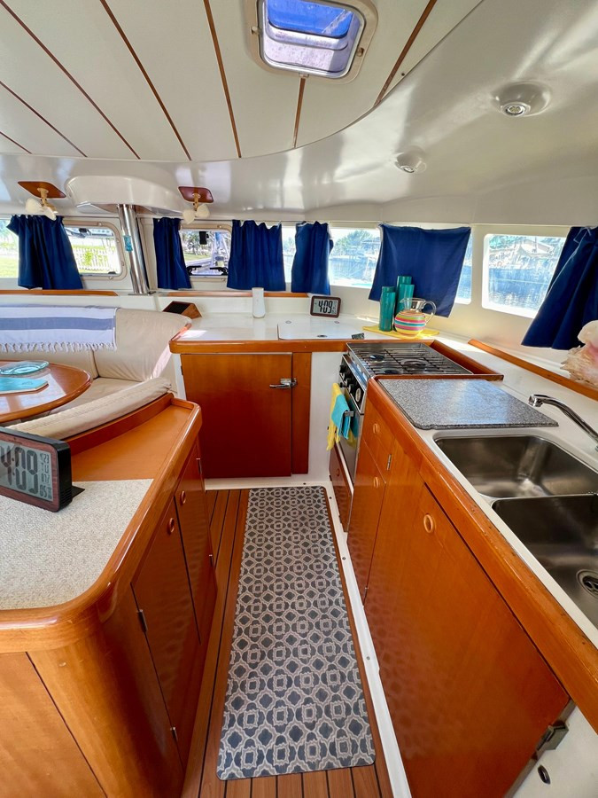 https://arconyachts.ams3.digitaloceanspaces.com/160019/conversions/large_4221395-optimize.jpg