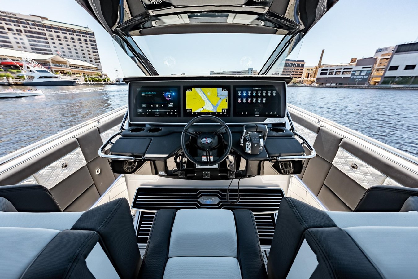 https://arconyachts.ams3.digitaloceanspaces.com/160067/conversions/large_4242144-optimize.jpg