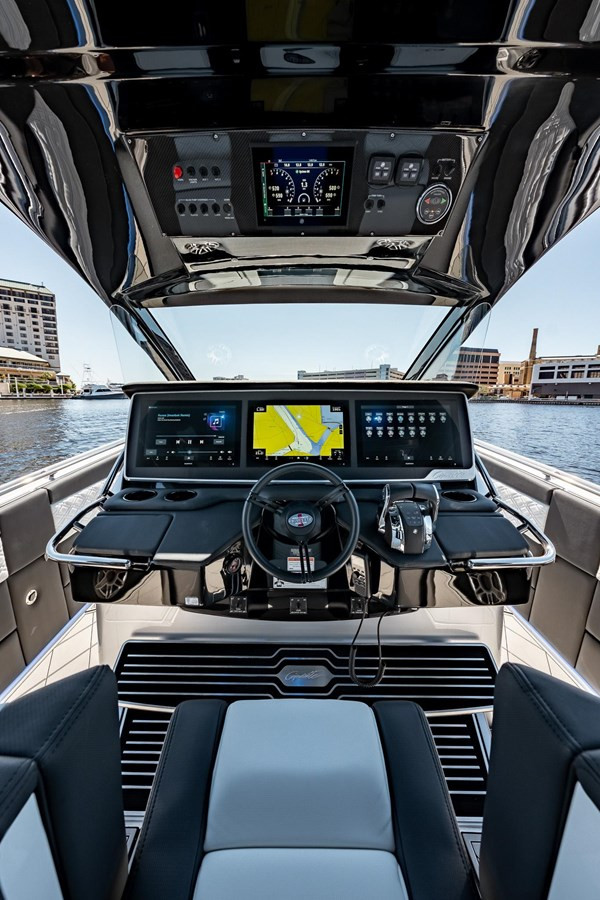 https://arconyachts.ams3.digitaloceanspaces.com/160070/conversions/large_4242145-optimize.jpg