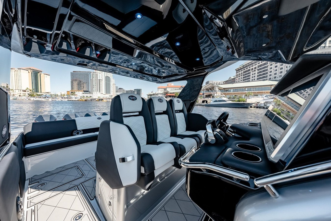 https://arconyachts.ams3.digitaloceanspaces.com/160073/conversions/large_4242146-optimize.jpg