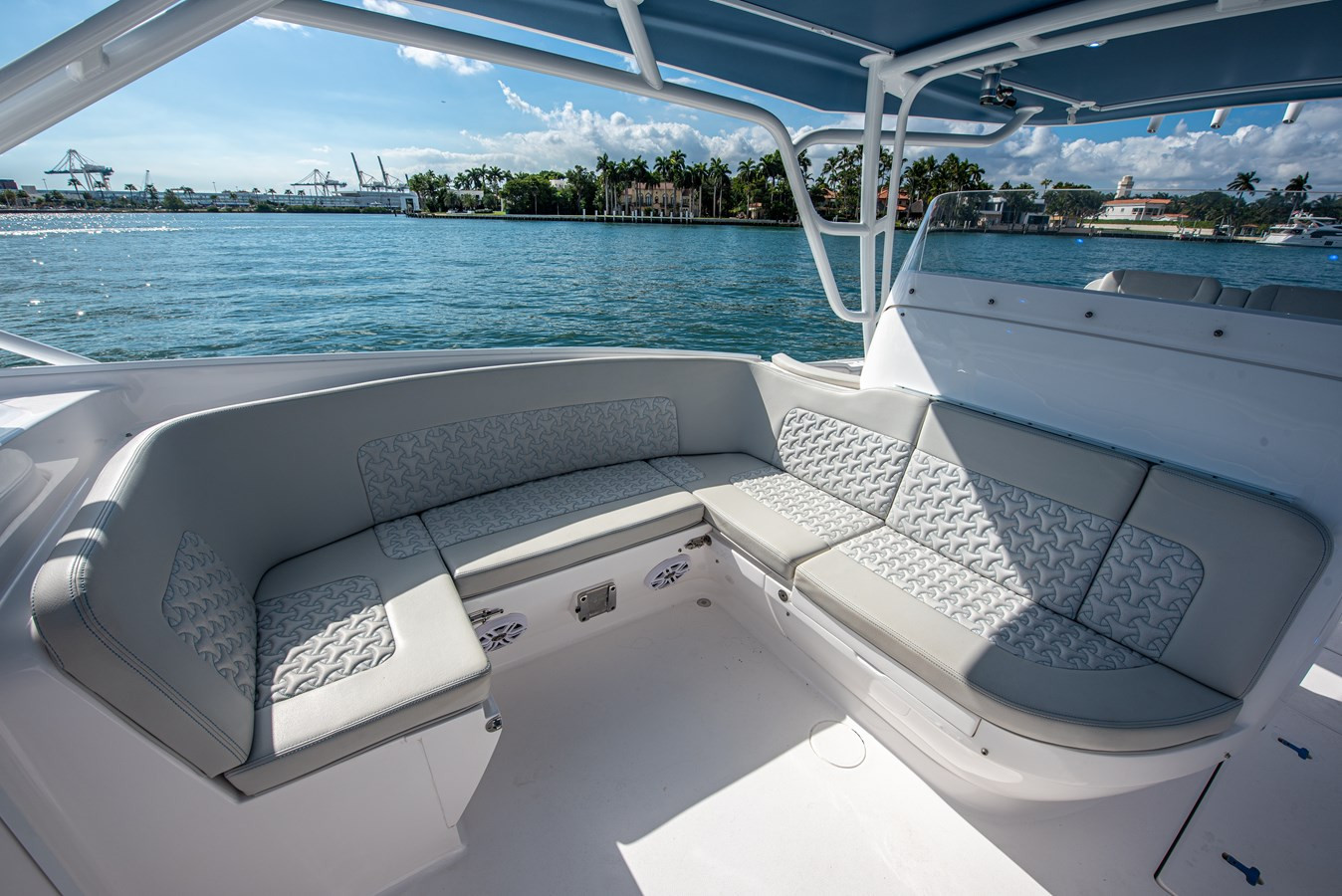 https://arconyachts.ams3.digitaloceanspaces.com/160173/conversions/large_4459891-optimize.jpg