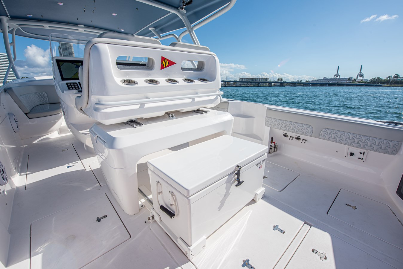 https://arconyachts.ams3.digitaloceanspaces.com/160221/conversions/large_4459908-optimize.jpg