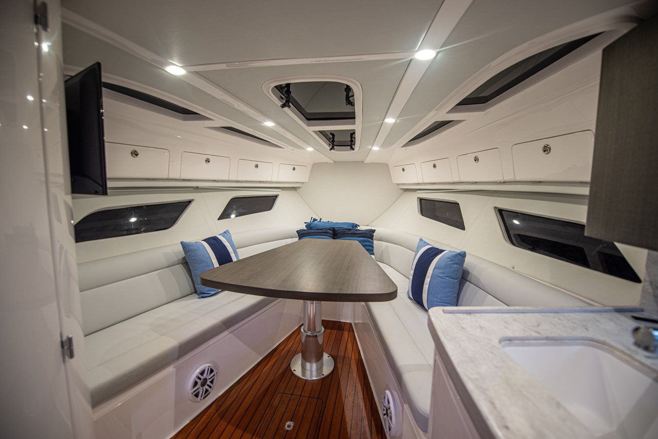 https://arconyachts.ams3.digitaloceanspaces.com/160227/conversions/large_4459910-optimize.jpg