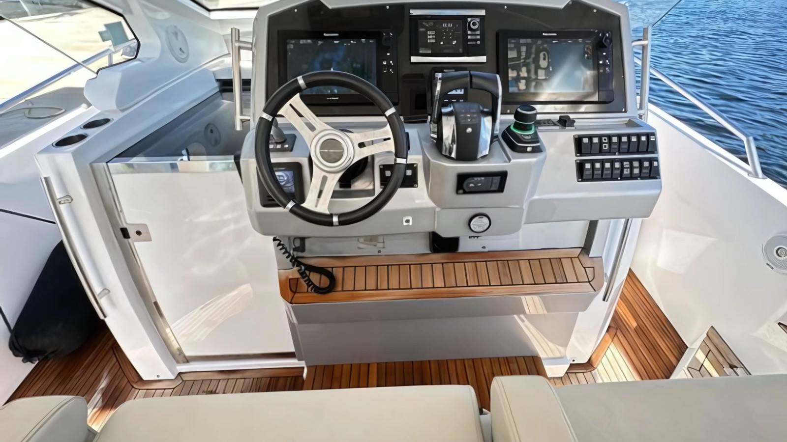 https://arconyachts.ams3.digitaloceanspaces.com/161167/conversions/large_4346788-optimize.jpg