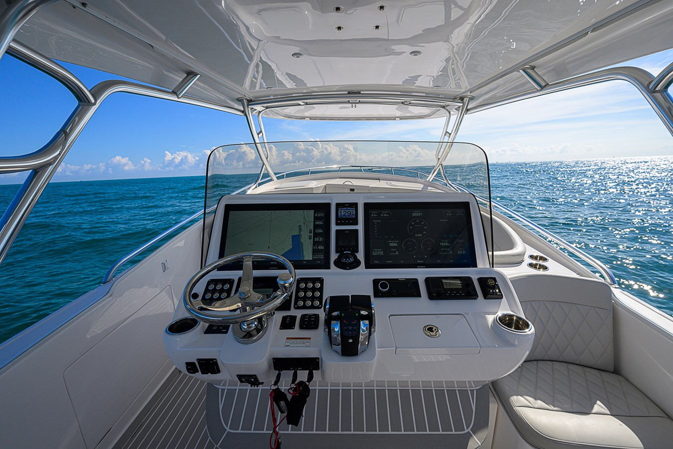 https://arconyachts.ams3.digitaloceanspaces.com/161205/conversions/large_4510015-optimize.jpg