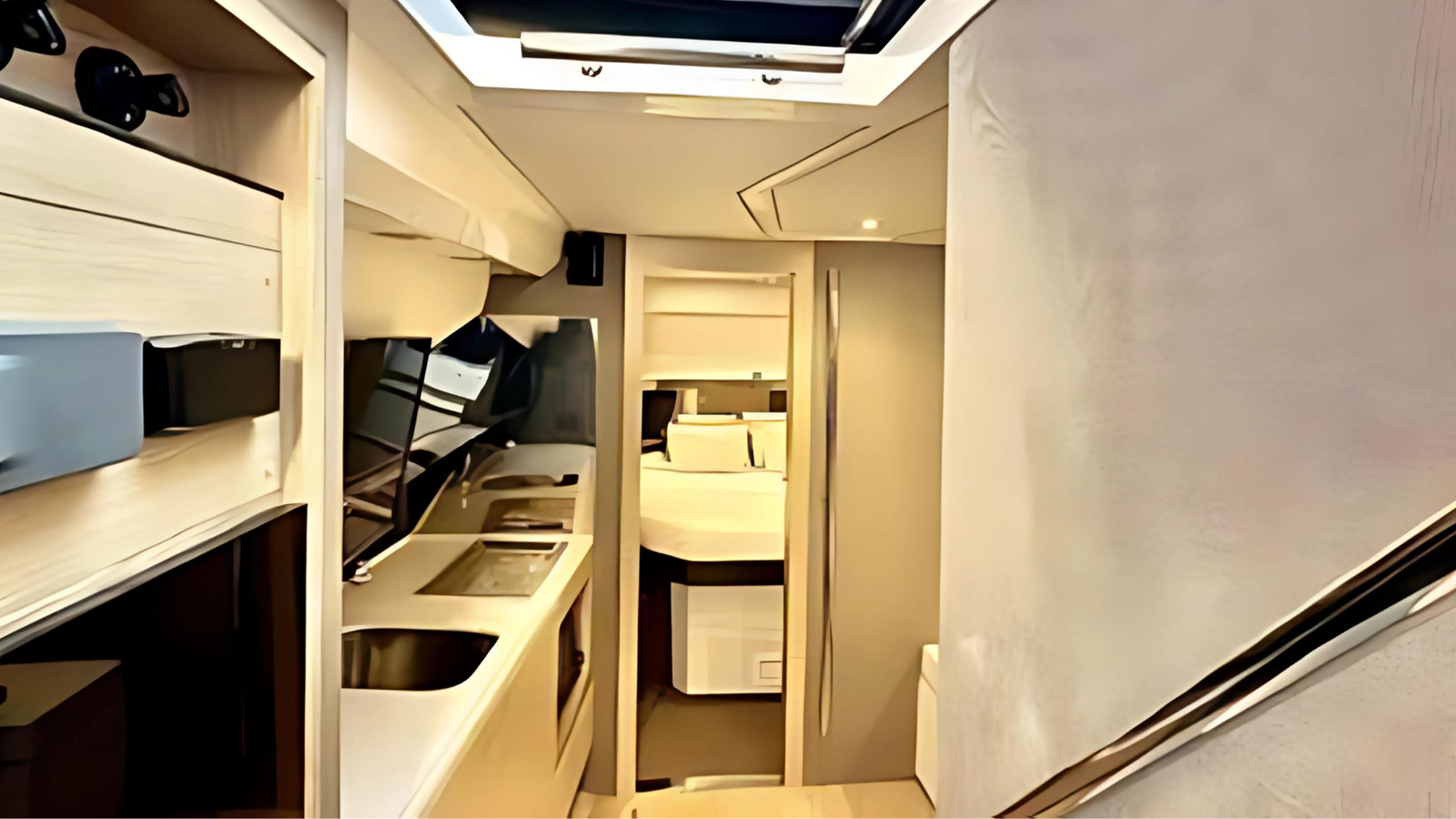 https://arconyachts.ams3.digitaloceanspaces.com/161210/conversions/large_4346804-optimize.jpg