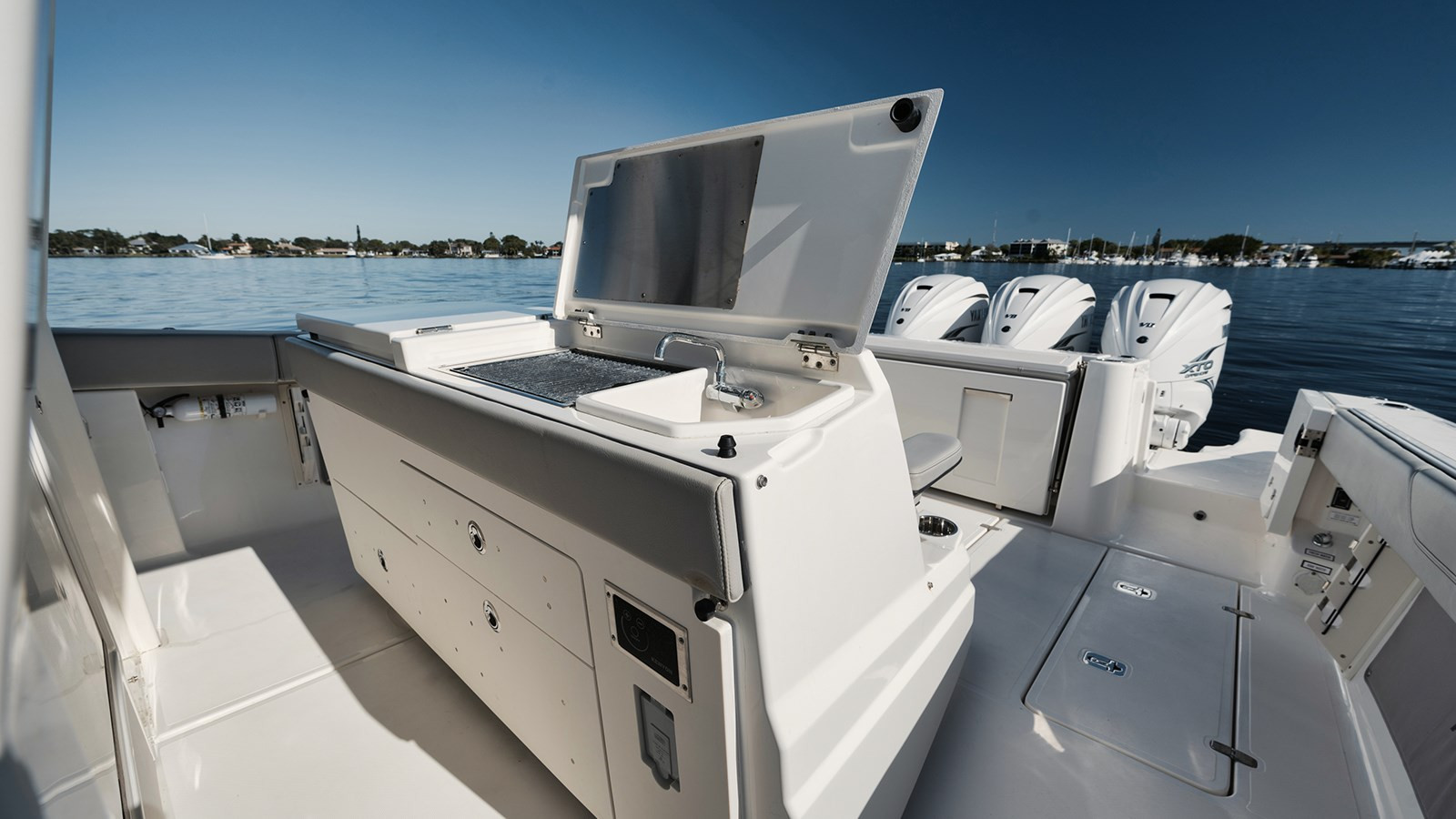https://arconyachts.ams3.digitaloceanspaces.com/161604/conversions/large_3713769-optimize.jpg