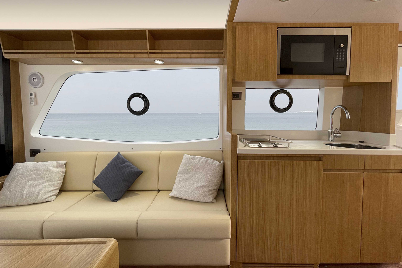 https://arconyachts.ams3.digitaloceanspaces.com/162075/conversions/large_4129208-optimize.jpg