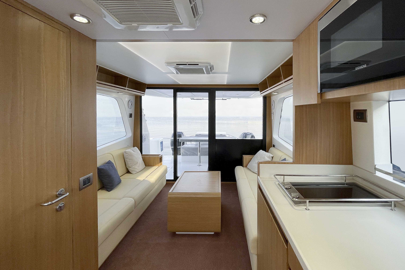 https://arconyachts.ams3.digitaloceanspaces.com/162079/conversions/large_4129209-optimize.jpg