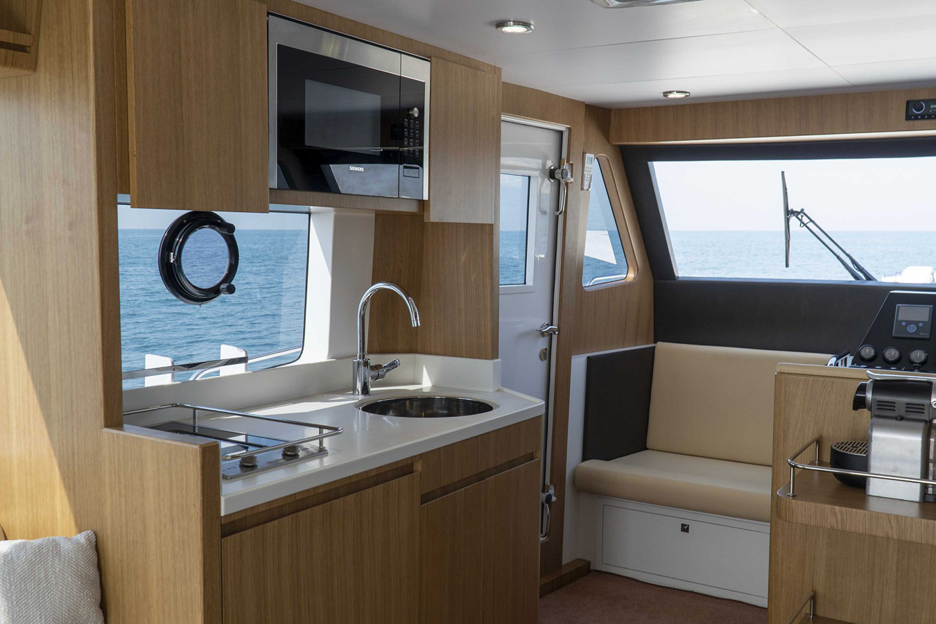https://arconyachts.ams3.digitaloceanspaces.com/162083/conversions/large_4129210-optimize.jpg