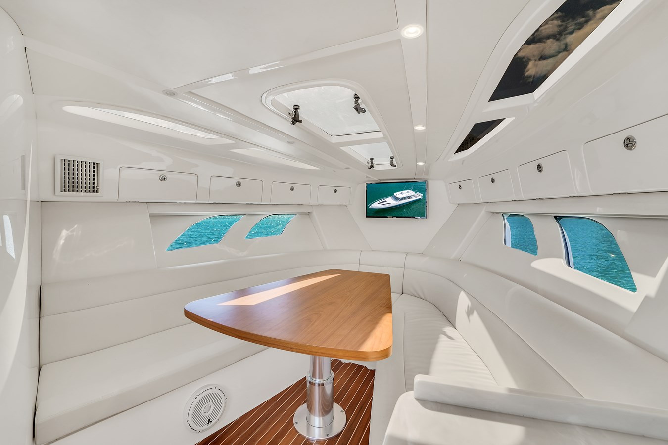 https://arconyachts.ams3.digitaloceanspaces.com/162679/conversions/large_4595849-optimize.jpg