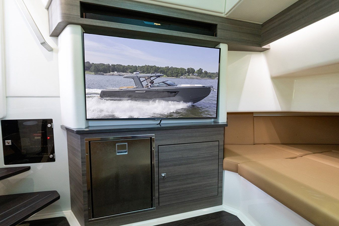 https://arconyachts.ams3.digitaloceanspaces.com/162901/conversions/large_4809412-optimize.jpg