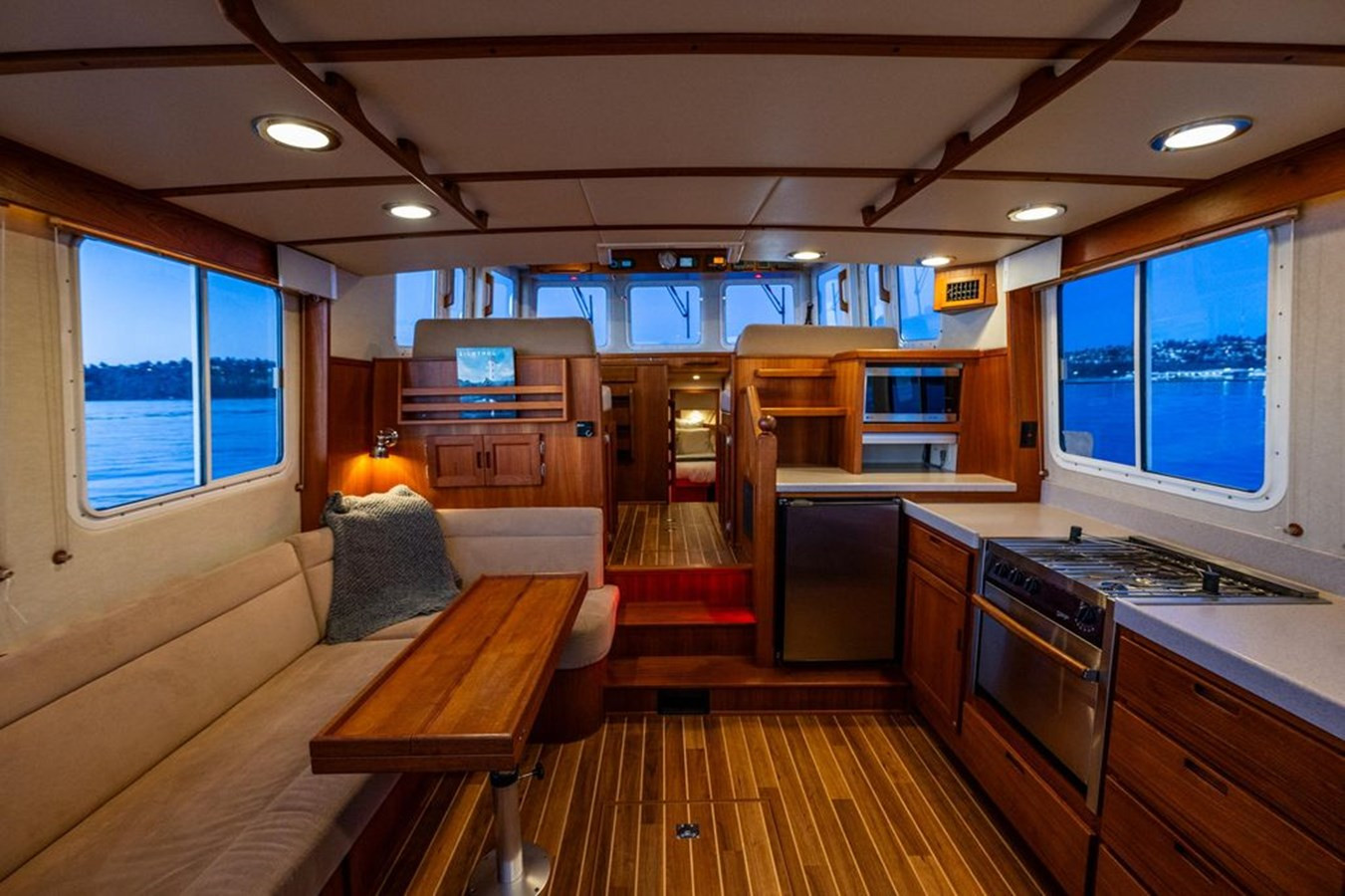 https://arconyachts.ams3.digitaloceanspaces.com/163107/conversions/large_4115963-optimize.jpg