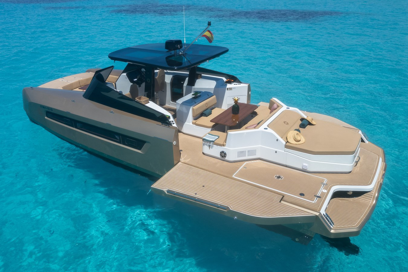https://arconyachts.ams3.digitaloceanspaces.com/163412/conversions/large_4574184-optimize.jpg