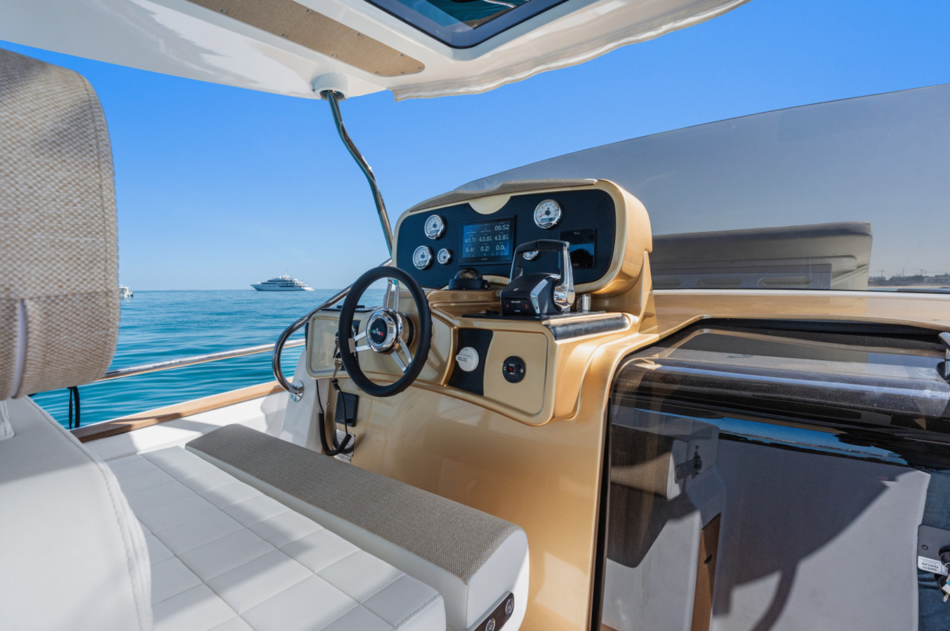 https://arconyachts.ams3.digitaloceanspaces.com/163688/conversions/large_4649316-optimize.jpg
