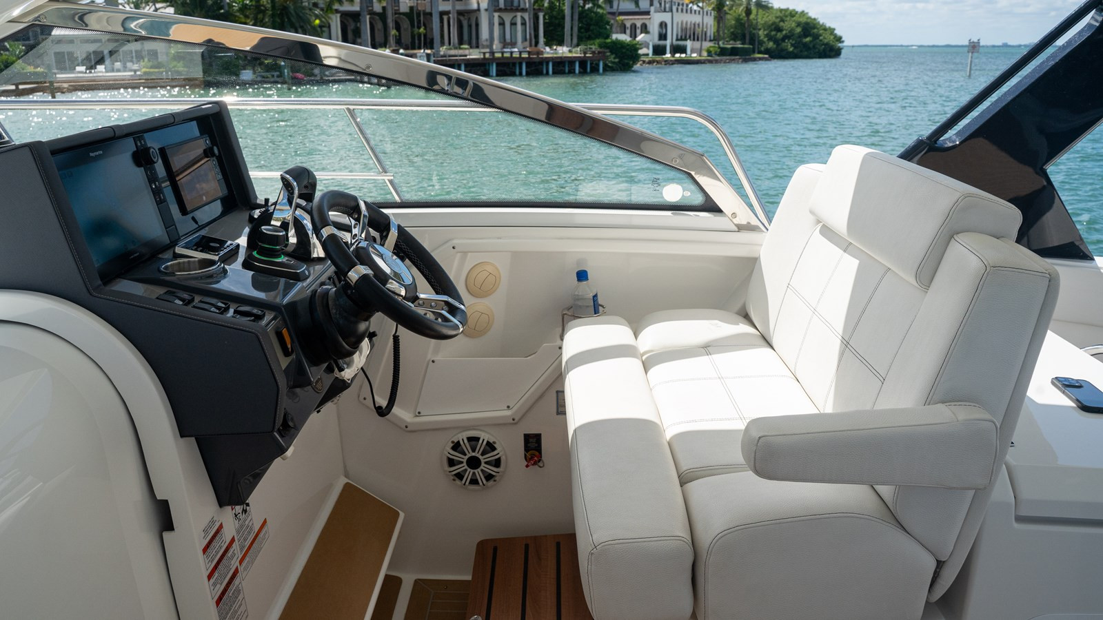 https://arconyachts.ams3.digitaloceanspaces.com/163852/conversions/large_4853277-optimize.jpg