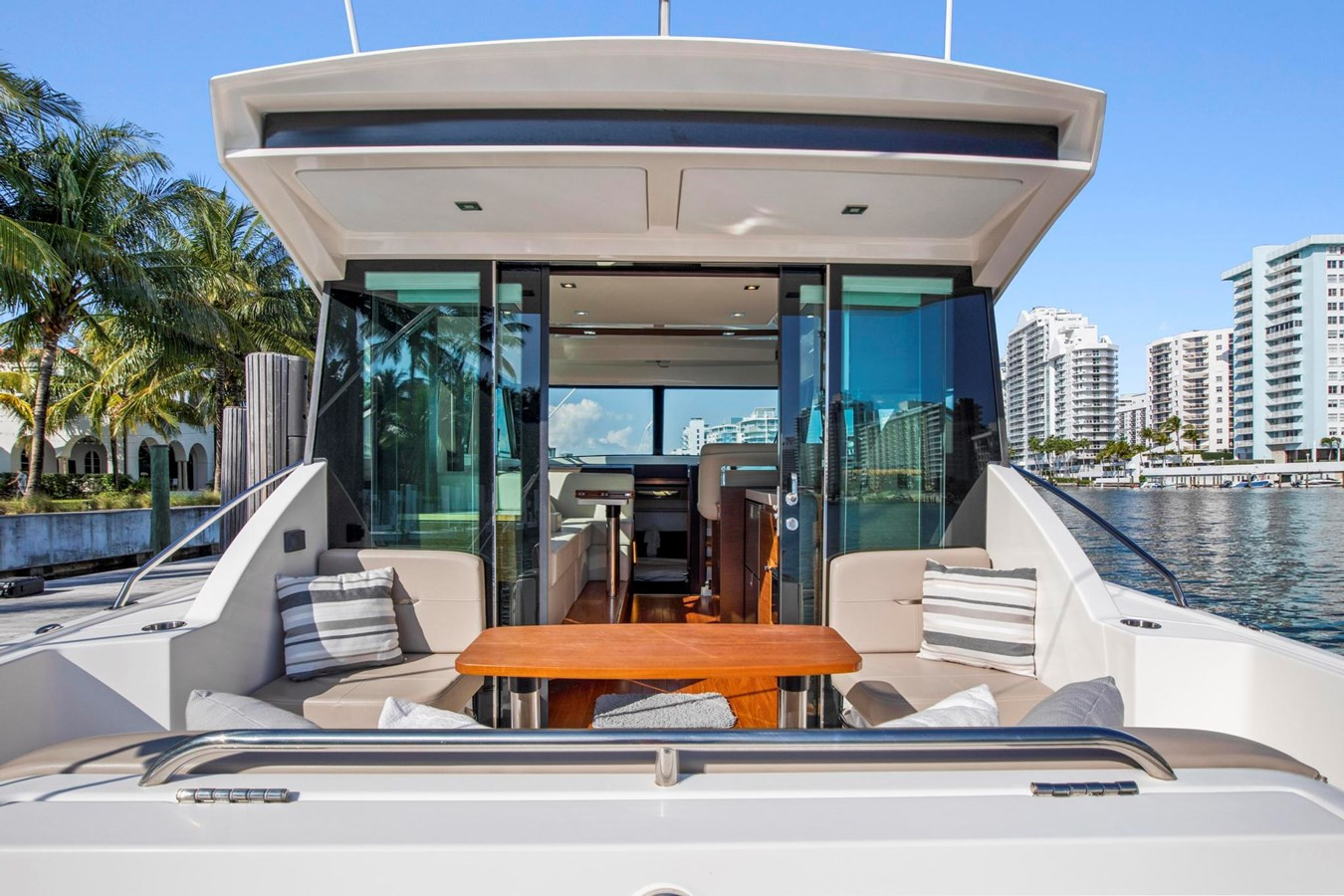 https://arconyachts.ams3.digitaloceanspaces.com/164055/conversions/large_3406050-optimize.jpg