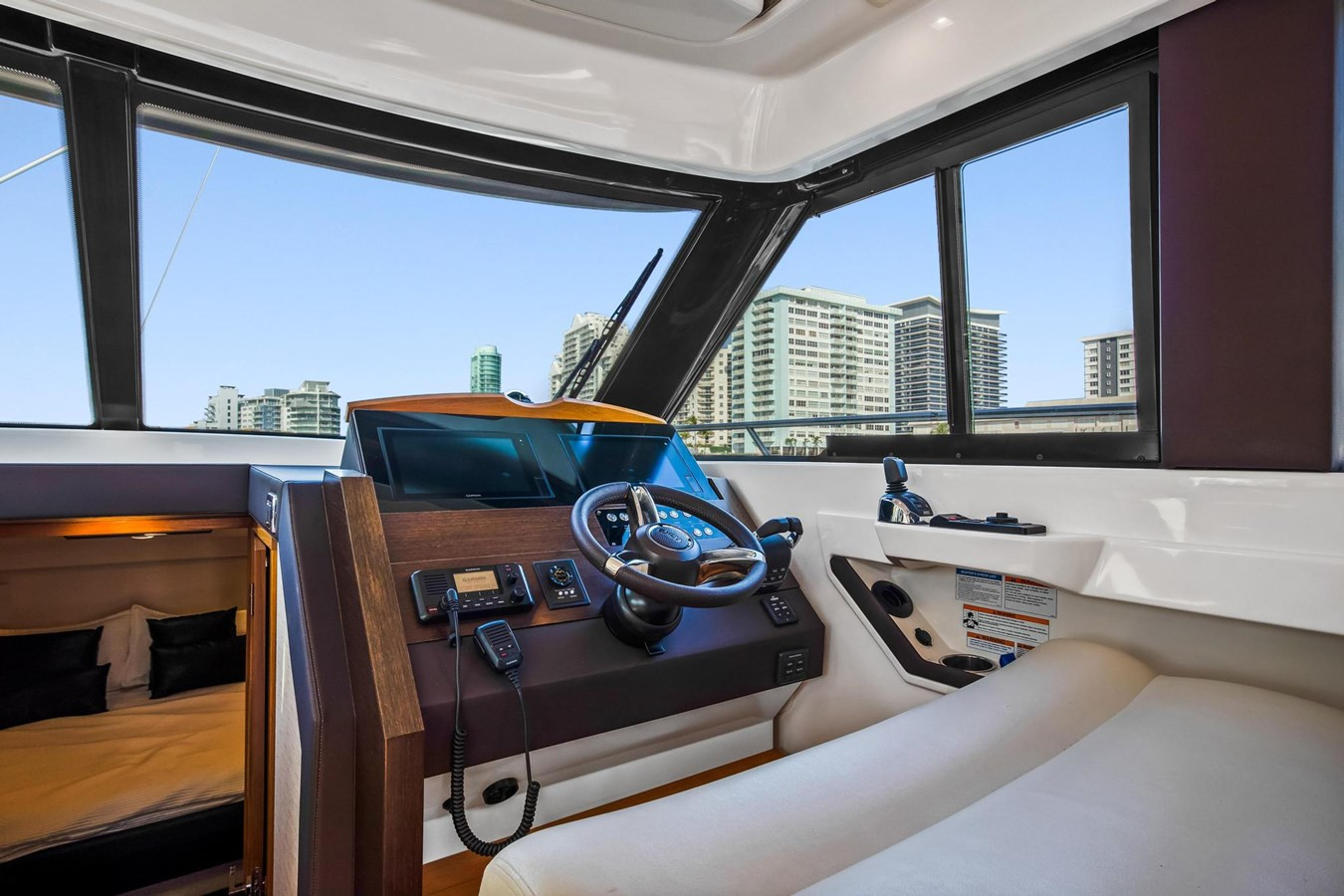 https://arconyachts.ams3.digitaloceanspaces.com/164087/conversions/large_3406061-optimize.jpg