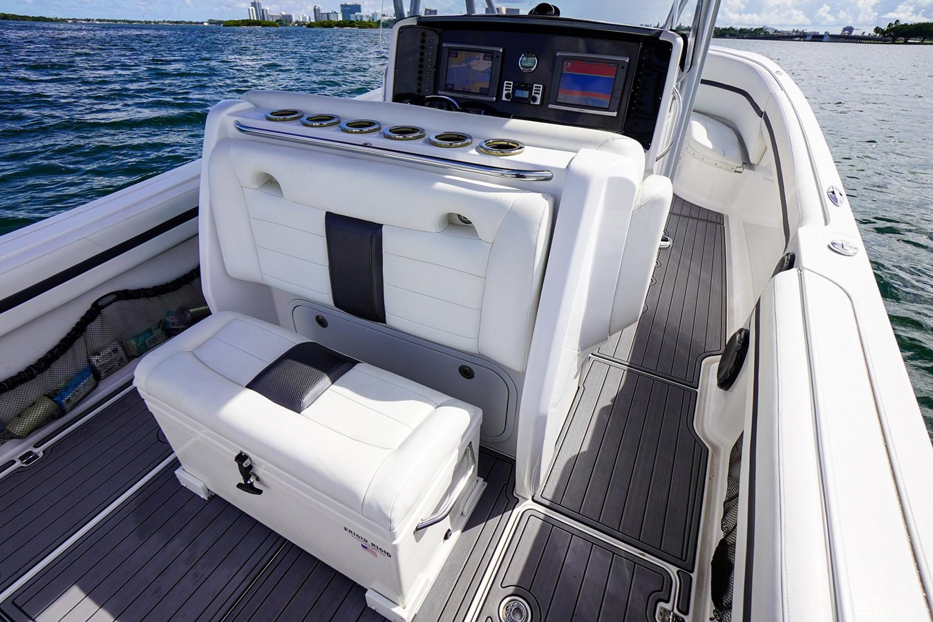 https://arconyachts.ams3.digitaloceanspaces.com/164403/conversions/large_4241921-optimize.jpg