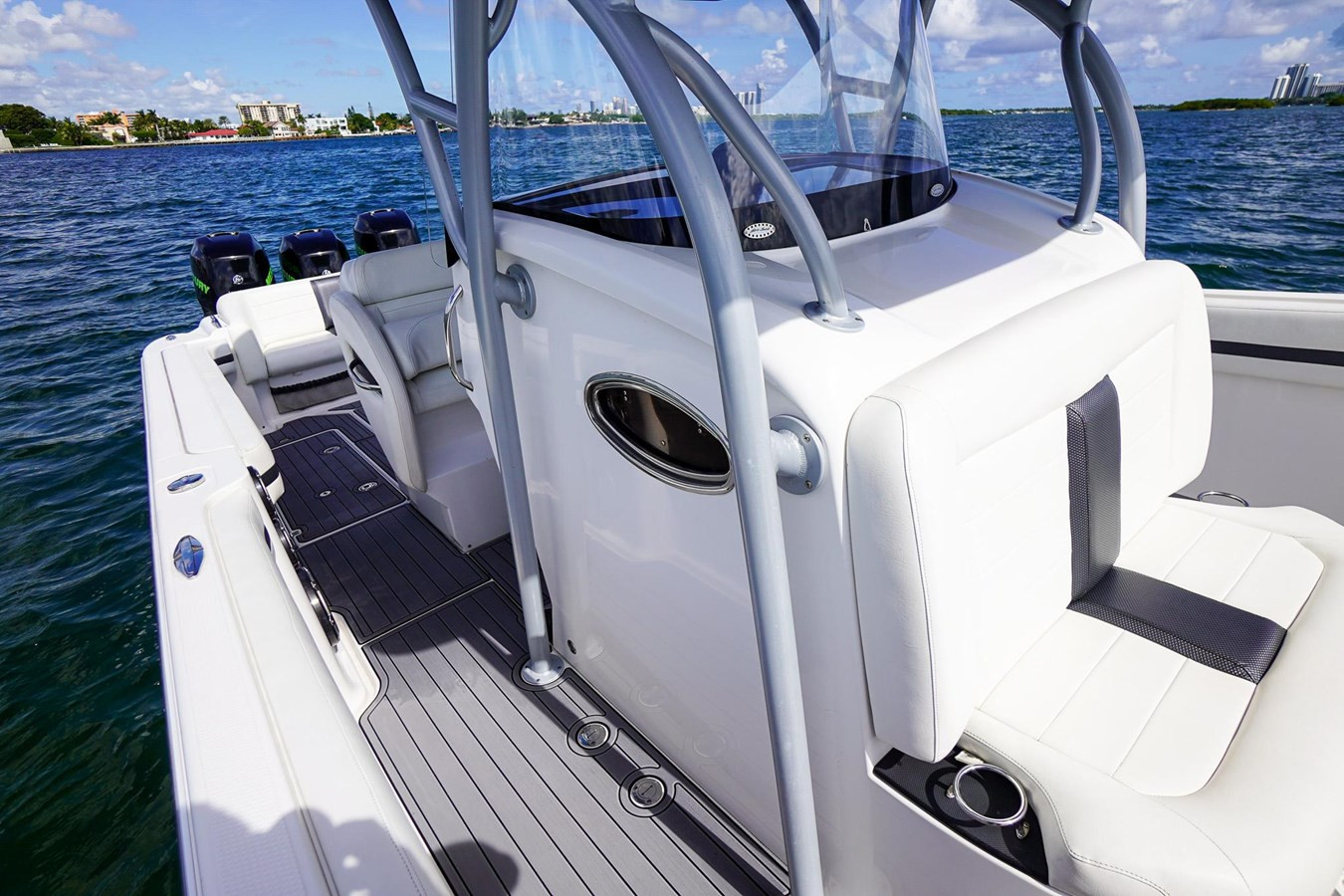 https://arconyachts.ams3.digitaloceanspaces.com/164443/conversions/large_4241935-optimize.jpg