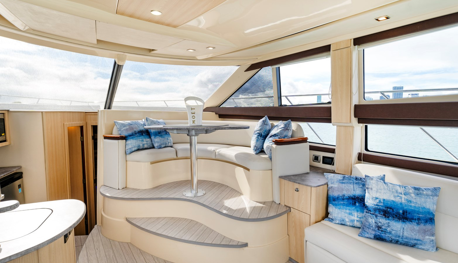 https://arconyachts.ams3.digitaloceanspaces.com/164624/conversions/large_4279960-optimize.jpg
