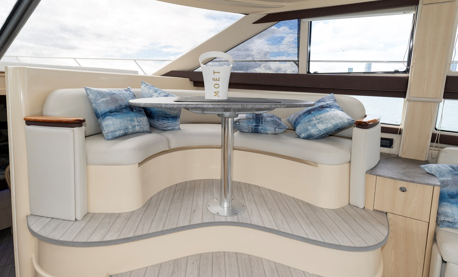 https://arconyachts.ams3.digitaloceanspaces.com/164662/conversions/large_4279972-optimize.jpg
