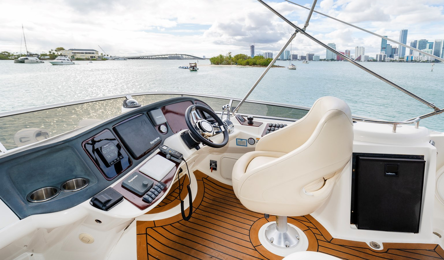 https://arconyachts.ams3.digitaloceanspaces.com/164674/conversions/large_4279976-optimize.jpg